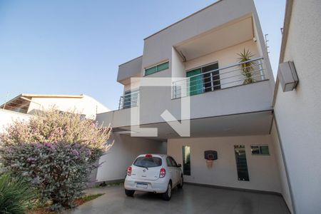 Casa à venda com 289m², 4 quartos e 4 vagasFachada