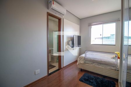 Casa à venda com 289m², 4 quartos e 4 vagasSuíte 2