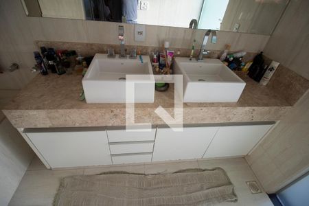Casa à venda com 289m², 4 quartos e 4 vagasBanheiro da suíte 1