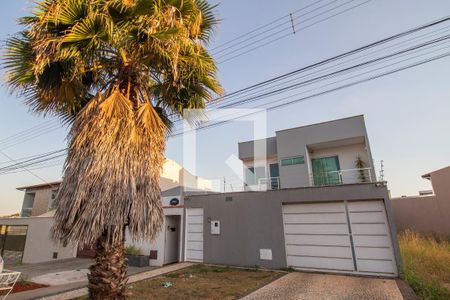 Casa à venda com 289m², 4 quartos e 4 vagasFachada