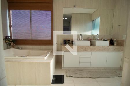 Casa à venda com 289m², 4 quartos e 4 vagasBanheiro da suíte 1