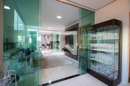 Casa à venda com 289m², 4 quartos e 4 vagasSala de TV