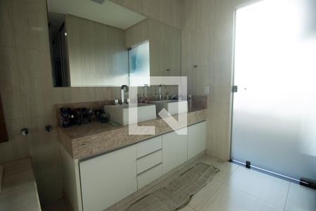 Casa à venda com 289m², 4 quartos e 4 vagasBanheiro da suíte 1