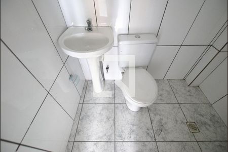 Banheiro de kitnet/studio para alugar com 1 quarto, 16m² em Liberdade, São Paulo