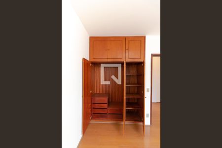 Apartamento à venda com 147m², 3 quartos e 2 vagas Apartamento à venda com 147m², 3 quartos e 2 vagasQuarto 01 - Armário