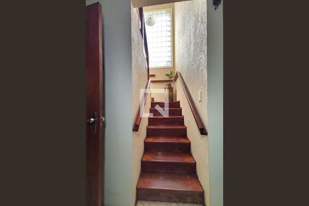 Casa à venda com 280m², 4 quartos e 2 vagasEscada