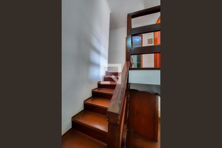 Casa à venda com 215m², 4 quartos e 3 vagasEscada