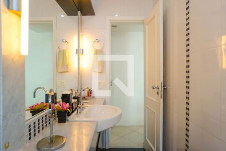 Apartamento à venda com 190m², 3 quartos e 4 vagasBanheiro da Suíte 2