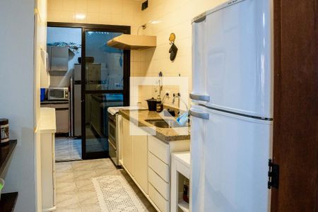 Cozinha de apartamento para alugar com 2 quartos, 72m² em Jardim Virgínia, Guarujá
