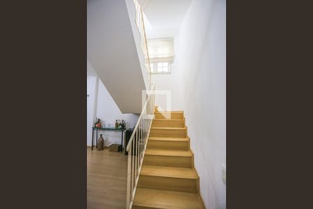 Casa à venda com 260m², 3 quartos e 2 vagasEscada