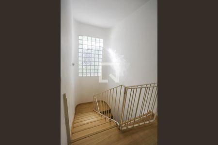 Casa à venda com 260m², 3 quartos e 2 vagasEscada