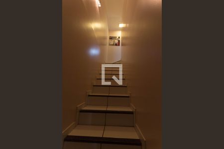 Casa de condomínio para alugar com 90m², 2 quartos e 2 vagasEscada