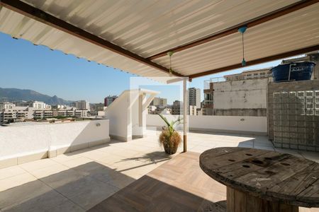 Casa à venda com 250m², 4 quartos e 1 vaga Casa à venda com 250m², 4 quartos e 1 vagaTerraço