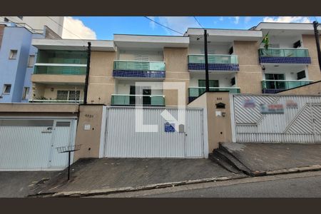 Casa à venda com 250m², 3 quartos e 5 vagas Casa à venda com 250m², 3 quartos e 5 vagasFachada