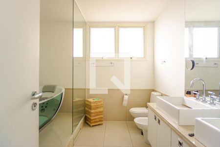 Apartamento à venda com 333m², 4 quartos e 3 vagasBanheiro da Suíte 1