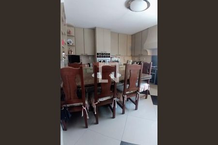 Casa à venda com 278m², 3 quartos e 4 vagas Casa à venda com 278m², 3 quartos e 4 vagasCozinha - Armários