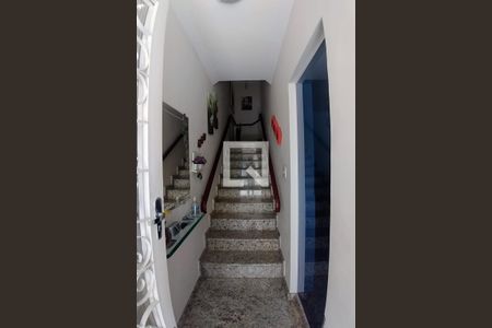 Casa à venda com 278m², 3 quartos e 4 vagas Casa à venda com 278m², 3 quartos e 4 vagasEscada