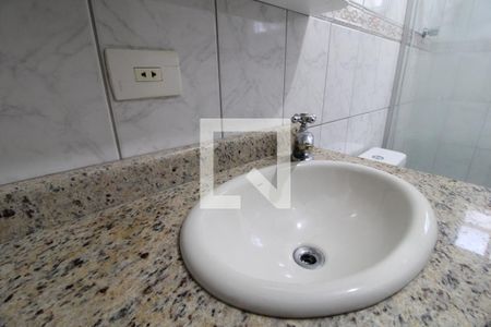 Pia do banheiro de casa para alugar com 1 quarto, 40m² em Jardim Guarapiranga, São Paulo