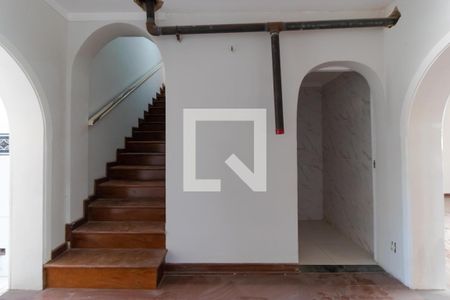 Casa à venda com 1000m², 13 quartos e 4 vagasEscada