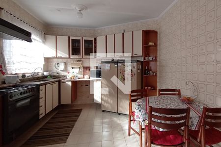 Casa à venda com 370m², 4 quartos e 4 vagas Casa à venda com 370m², 4 quartos e 4 vagasCozinha