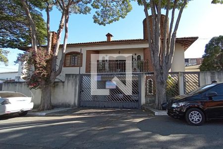 Casa à venda com 370m², 4 quartos e 4 vagas Casa à venda com 370m², 4 quartos e 4 vagasFachada