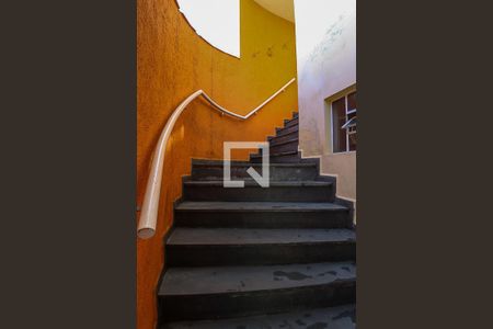 Casa para alugar com 164m², 3 quartos e 3 vagasEscada da entrada