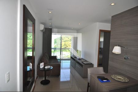 Sala  de kitnet/studio para alugar com 1 quarto, 35m² em Jacarepaguá, Rio de Janeiro