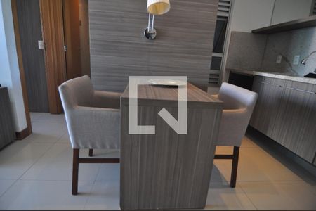 Studio para alugar com 35m², 1 quarto e 1 vagaMesa com Cadeiras