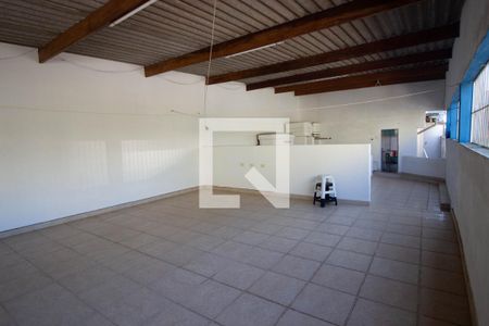 Casa à venda com 244m², 4 quartos e 2 vagas Casa à venda com 244m², 4 quartos e 2 vagasTerraço