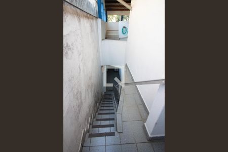 Casa à venda com 244m², 4 quartos e 2 vagas Casa à venda com 244m², 4 quartos e 2 vagasEscada