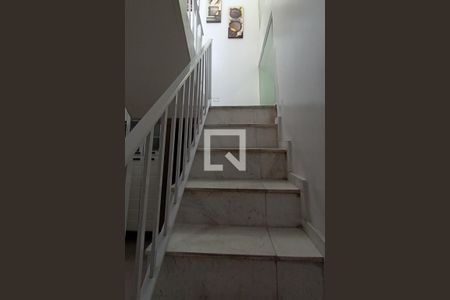 Casa à venda com 250m², 3 quartos e 6 vagasEscada