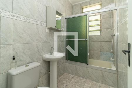 Banheiro de apartamento para alugar com 1 quarto, 35m² em São João, Porto Alegre