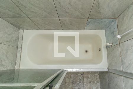 Banheiro de apartamento para alugar com 1 quarto, 35m² em São João, Porto Alegre