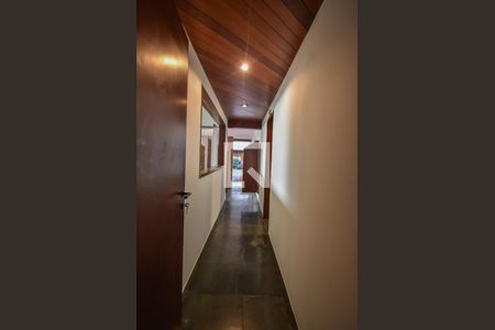 Casa à venda com 281m², 3 quartos e 2 vagasCorredor 