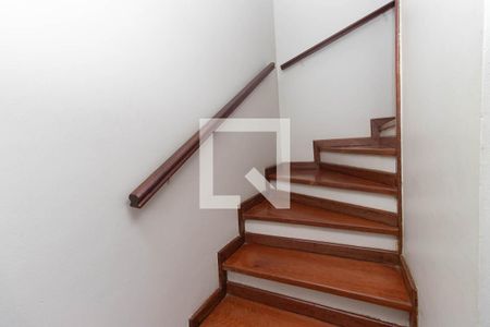 Escada de casa à venda com 3 quartos, 143m² em Vila Nivi, São Paulo