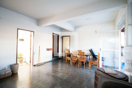 Casa à venda com 300m², 3 quartos e 3 vagas Casa à venda com 300m², 3 quartos e 3 vagasÁrea de Serviço