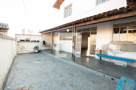 Casa à venda com 300m², 3 quartos e 3 vagas Casa à venda com 300m², 3 quartos e 3 vagasÁrea Externa