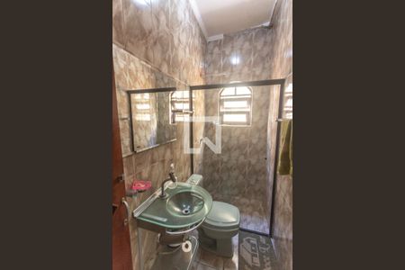 Casa à venda com 240m², 3 quartos e 2 vagas Casa à venda com 240m², 3 quartos e 2 vagasBanheiro social