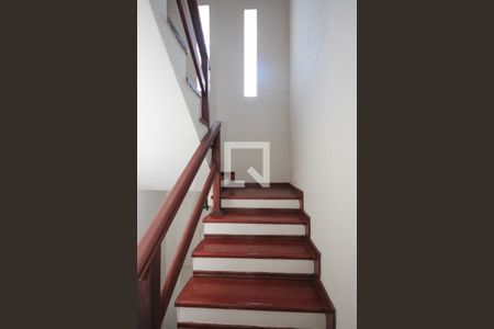 Casa à venda com 260m², 3 quartos e 3 vagasEscada