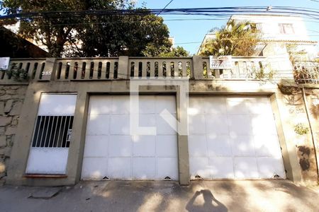 Casa à venda com 400m², 6 quartos e 2 vagas Casa à venda com 400m², 6 quartos e 2 vagasFachada