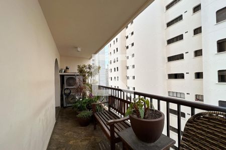 Apartamento à venda com 215m², 4 quartos e 3 vagasVaranda