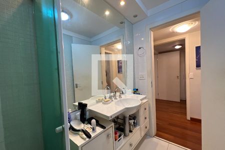 Apartamento à venda com 215m², 4 quartos e 3 vagasBanheiro da Suíte 1