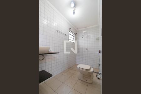 Casa à venda com 150m², 3 quartos e 5 vagasBanheiro da Suíte da  Edícula 01