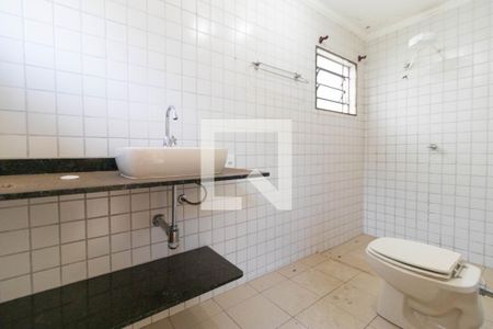 Casa à venda com 150m², 3 quartos e 5 vagasBanheiro da Suíte da  Edícula 01