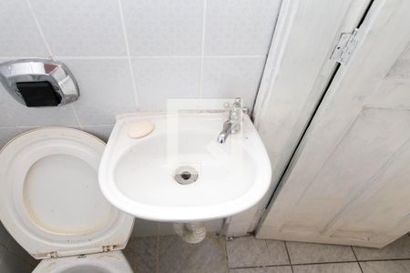 Casa para alugar com 40m², 2 quartos e sem vagaDetalhe do banheiro