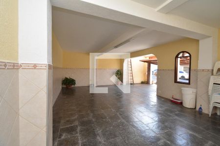 Casa à venda com 384m², 3 quartos e 4 vagas Casa à venda com 384m², 3 quartos e 4 vagasGaragem