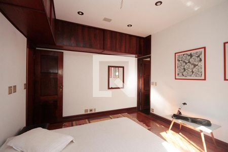 Casa à venda com 630m², 5 quartos e 8 vagasSuíte