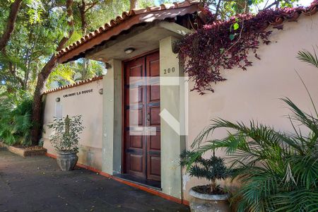 Casa à venda com 630m², 5 quartos e 8 vagasFachada