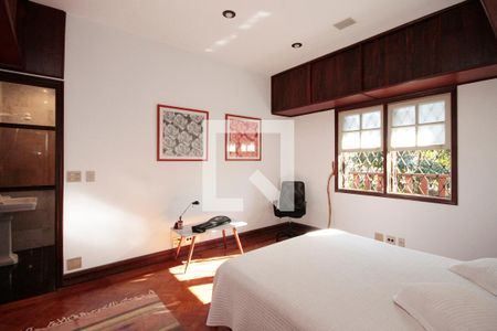 Casa à venda com 630m², 5 quartos e 8 vagasSuíte