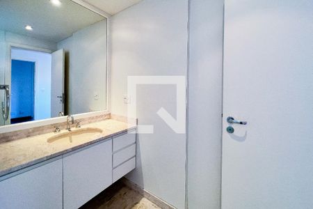 Apartamento à venda com 405m², 5 quartos e 4 vagasBanheiro da Suíte 2